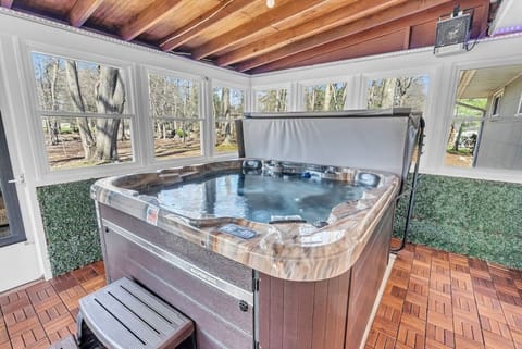 Indoor spa tub