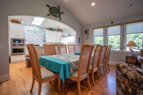 Dining, 10 seats at table