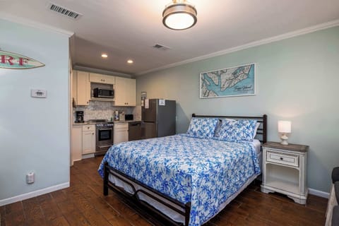 Queen Bed with Kitchen and Eating Area 