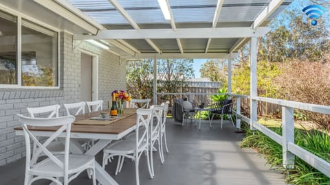 Outdoor Dining | 1.3 km to Callala Bay community centre & markets