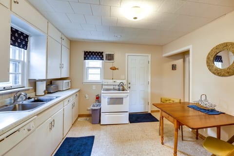 Kitchen | Cooking Basics | Coffee Maker | Paper Towels/Trash Bags Provided