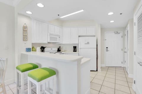 Palm Beach D-22 offers both a Keurig and a regular drip coffee maker.