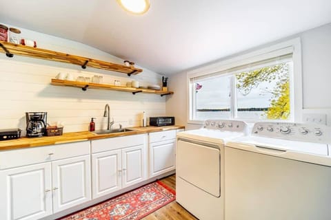 Room 1A: Kitchenette with in-unit washer & dryer