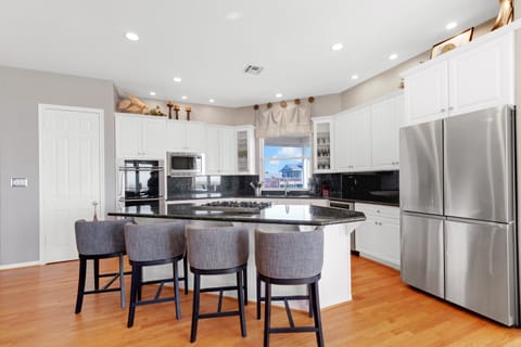 Island with 4 bar stools