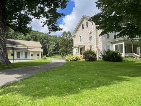 The Federal House & Apartments