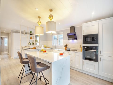 Open plan living space | 1 Sandbanks, Benllech