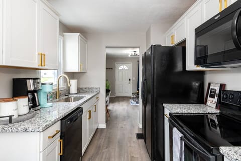 Prepare delicious meals in our brand new kitchen with modern amenities making your stay in Dayton even more enjoyable. 🍳