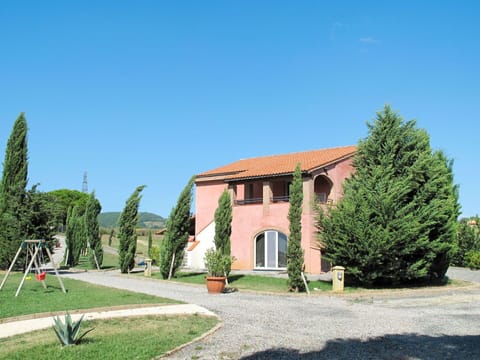 Sky, Plant, Property, Building, Window, Tree, Architecture, Land Lot, House, Grass