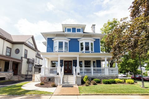 Walk to Waterfront - Two Blocks to Downtown