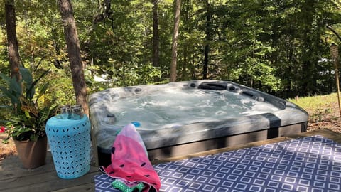 10 person Hot tub, lakeside view, we provide hot tub towels