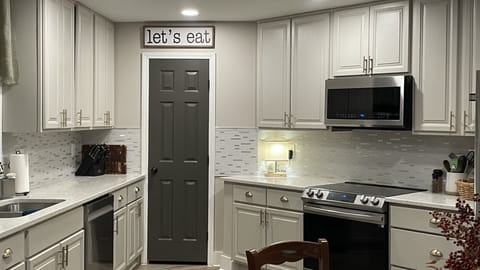 Fully equipped modern kitchen, sm appliances, knife block/boards, pantry