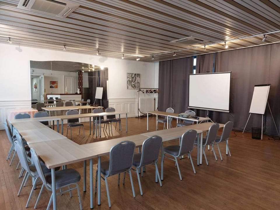 Brit Hotel Roanne - Le Grand Hôtel Hotel in Auvergne-Rhône-Alpes