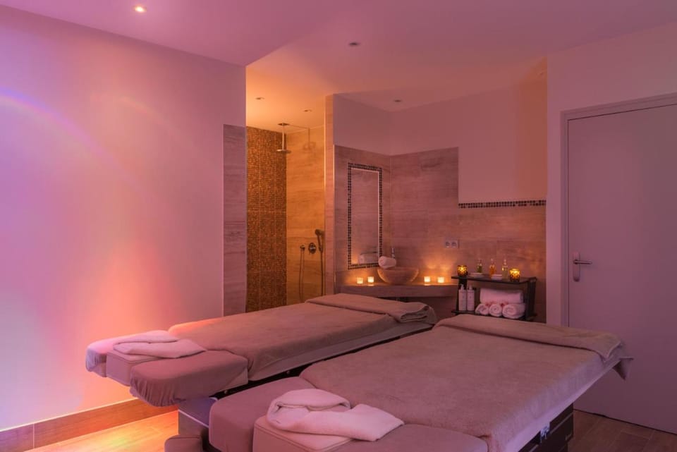 HÃ´tel Aux Vieux Remparts Hotel in Île-de-France