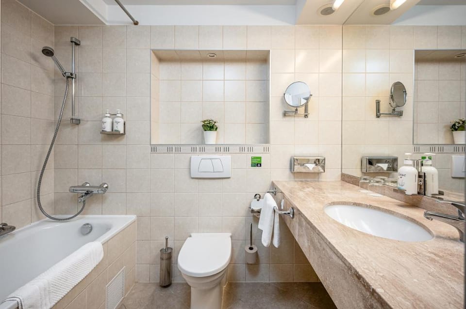 VILNIUS PARK PLAZA HOTEL, Restaurant & Terrace, Panorama Bar, Conference & Banquet Center Hotel in Vilnius