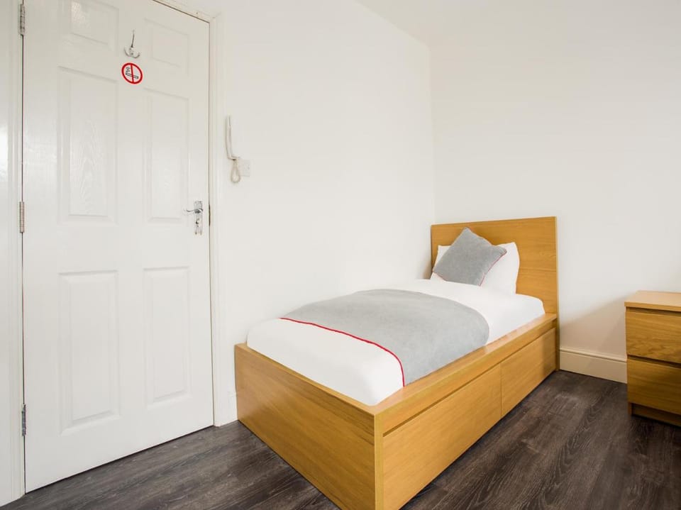 The Broadway Hotel - London Heathrow Hotel in Southall