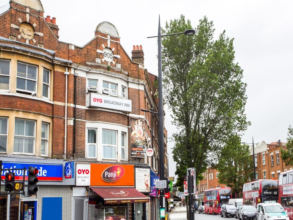 The Broadway Hotel - London Heathrow Hotel in Southall