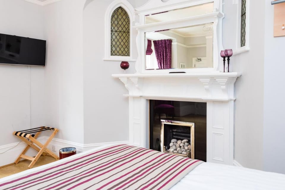 The Lawn Guest House Bed and Breakfast in Horley