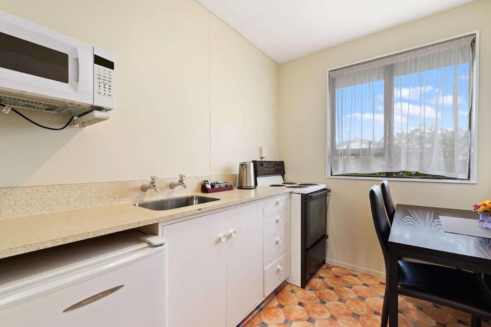 Econo Lodge Canterbury Court Motel in Christchurch