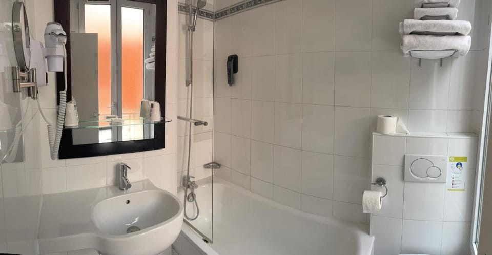 Hipotel Lilas Gambetta Hotel in Paris