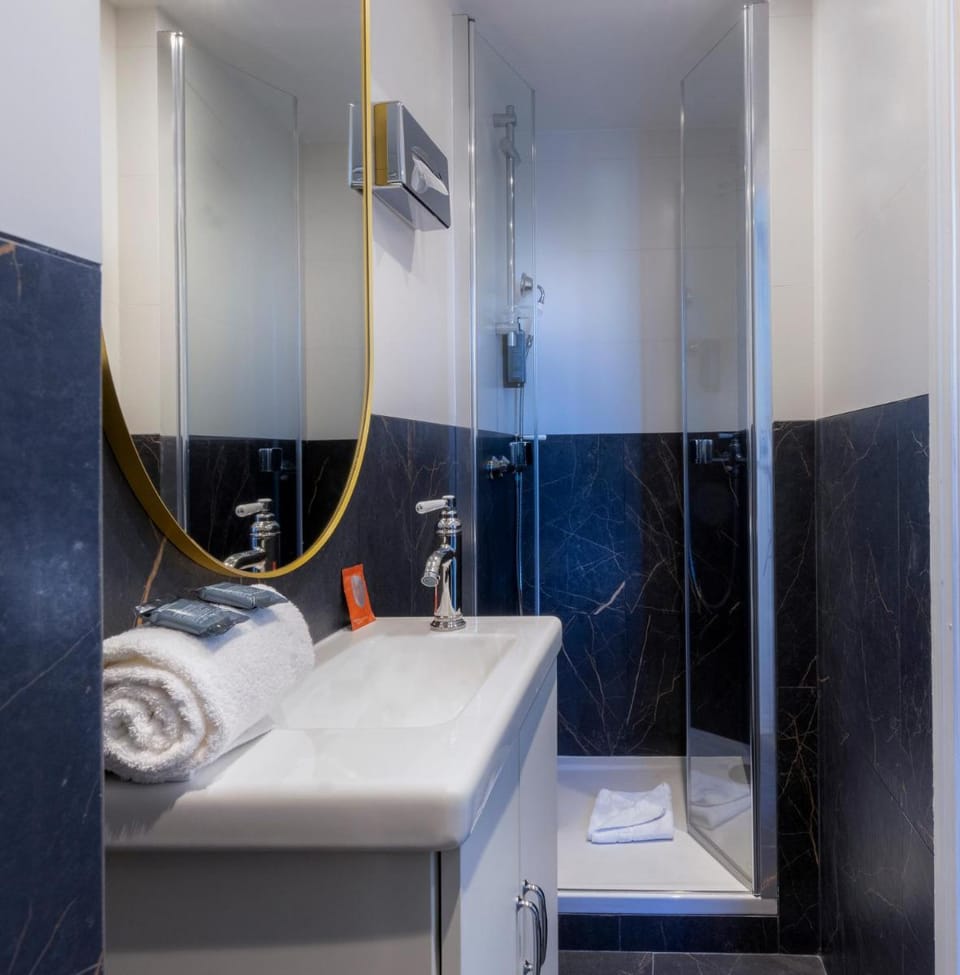 Dauphine Saint Germain Hotel in Paris