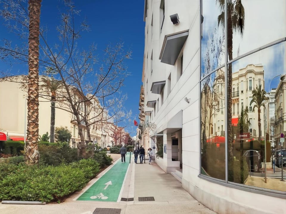 Goldstar Suites Hotel in Nice
