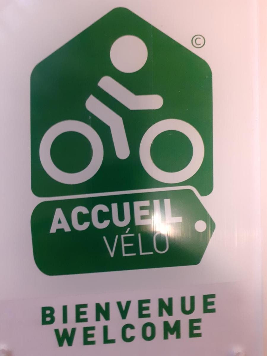 Hôtel les jardins du canal - piscine chauffée - solaire eco responsable - parking - garage - bornes électriques - accueil vélos - kids friendly Hotel in Aigues-Mortes