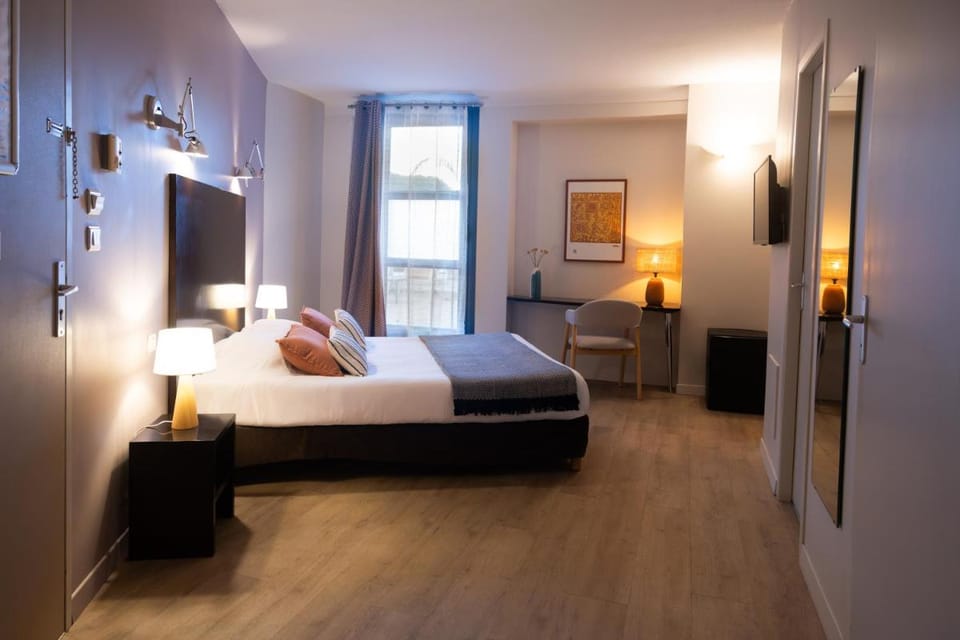 Hôtel les jardins du canal - piscine chauffée - solaire eco responsable - parking - garage - bornes électriques - accueil vélos - kids friendly Hotel in Aigues-Mortes