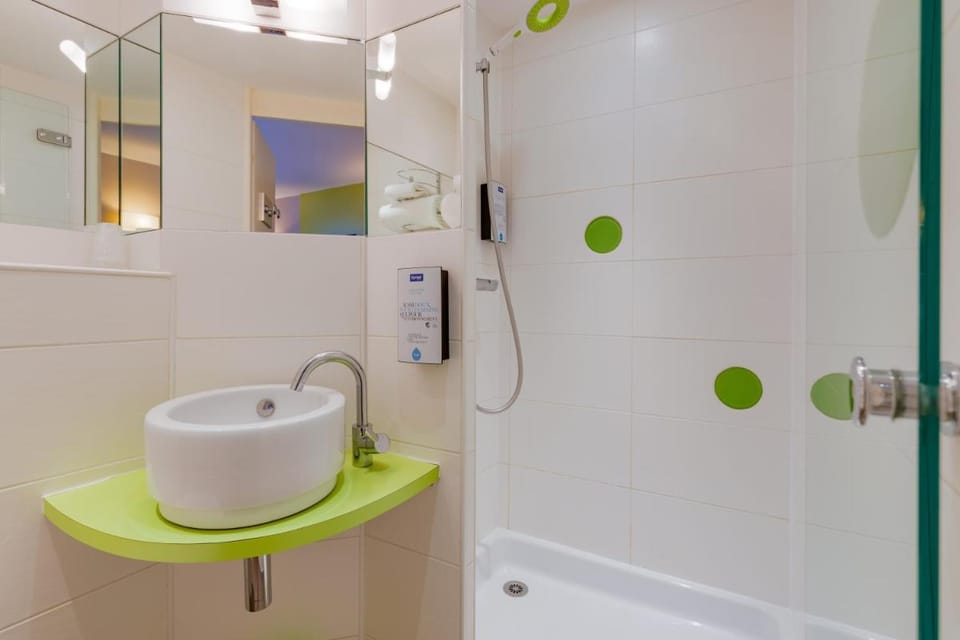 Kyriad Lyon Est - Saint Bonnet De Mure Hotel in Auvergne-Rhône-Alpes