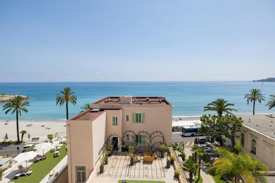 Hôtel Vacances Bleues Balmoral Hotel in Menton