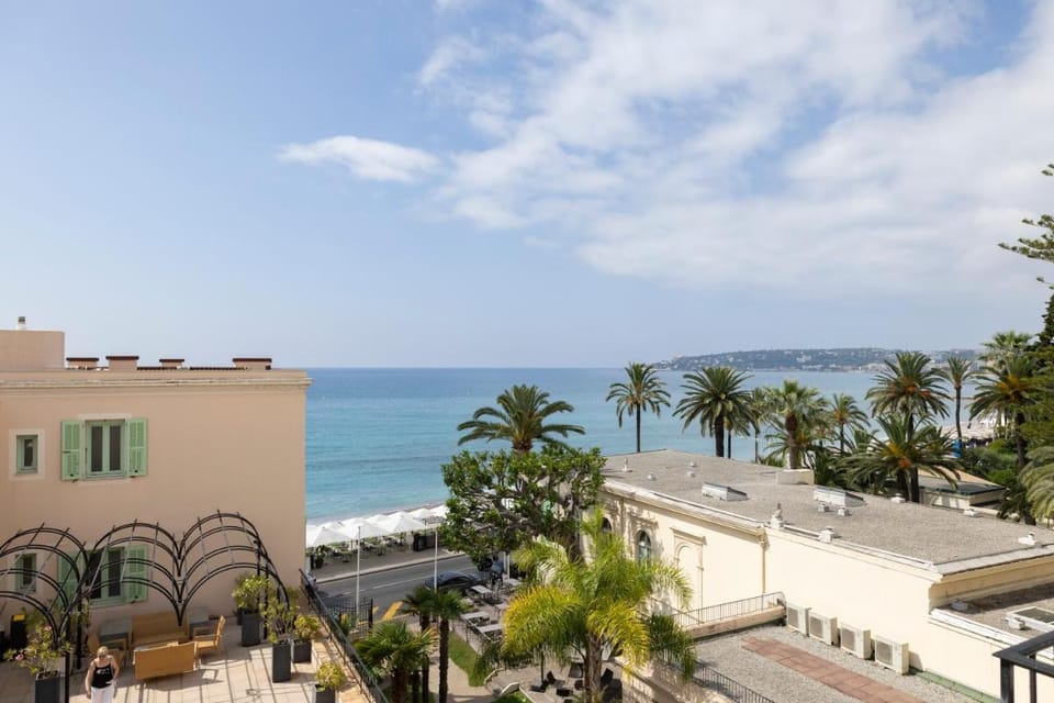 Hôtel Vacances Bleues Balmoral Hotel in Menton
