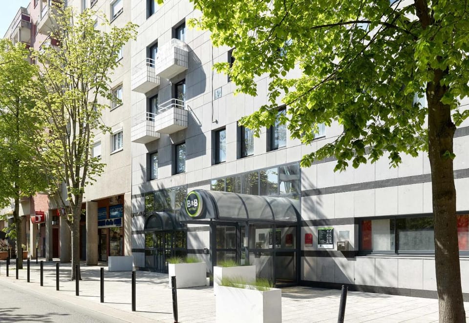 B&B HOTEL Saint-Quentin-en-Yvelines Centre Gare 4 étoiles Hotel in Montigny-le-Bretonneux