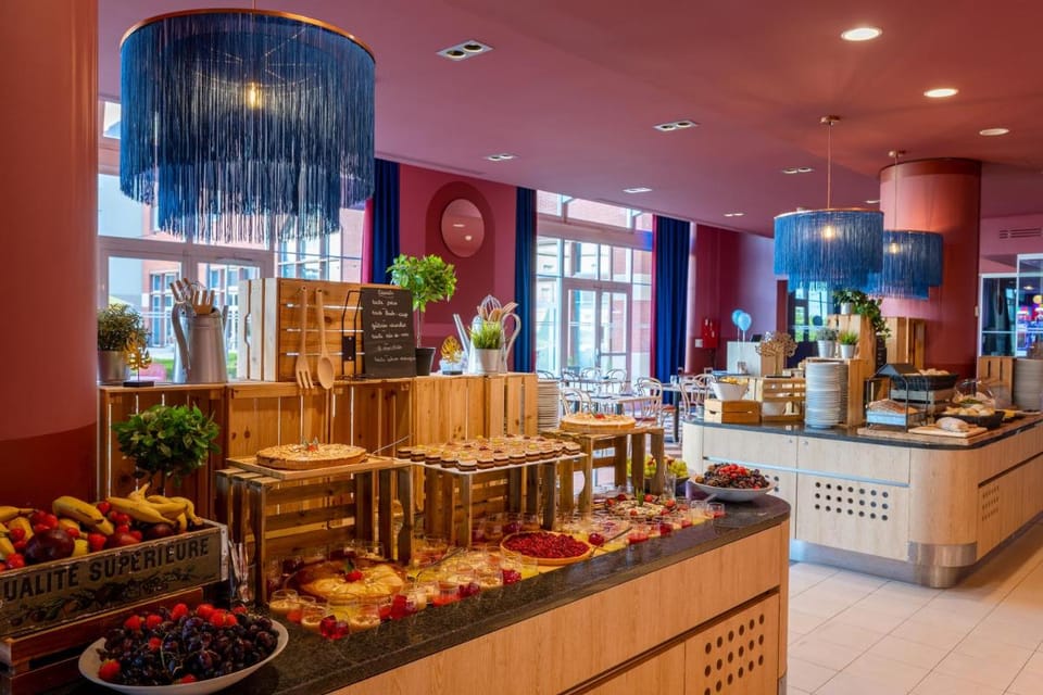 Grand Magic Hotel Hotel in Magny-le-Hongre