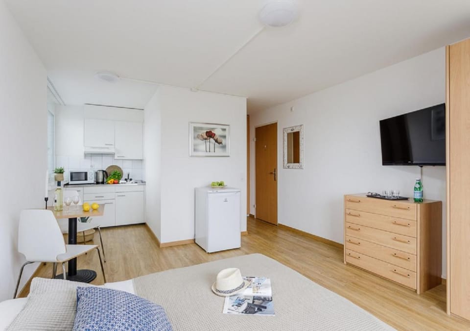 Swiss Star Tower - Self Check-In Apartment in Zurich City