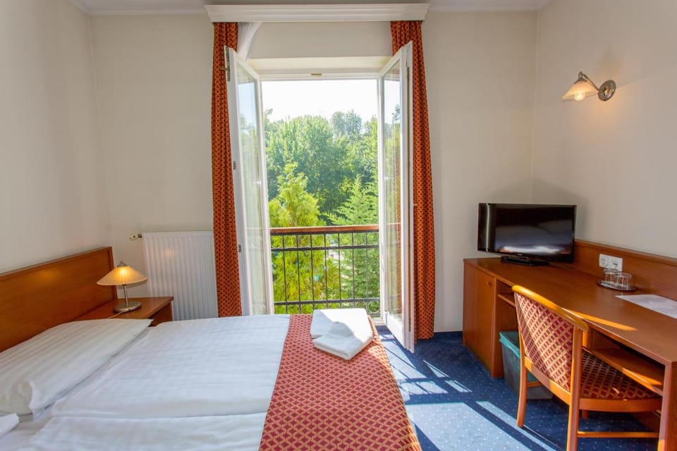 Főnix Hotel Hotel in Balatonszárszó
