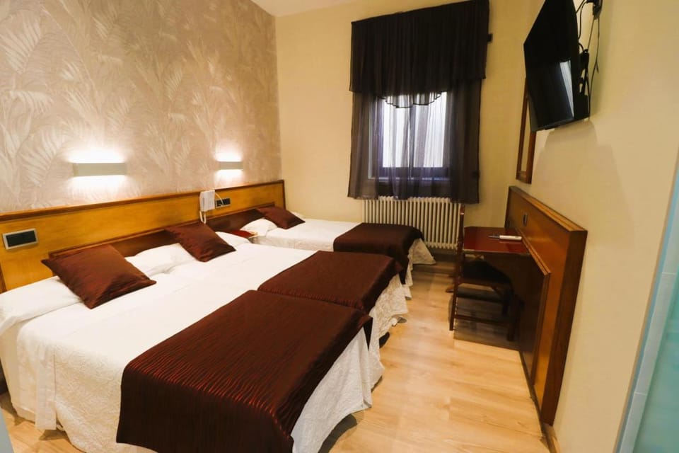 Hostal Hispano - Argentino Gran VÃ­a Bed and Breakfast in Centro