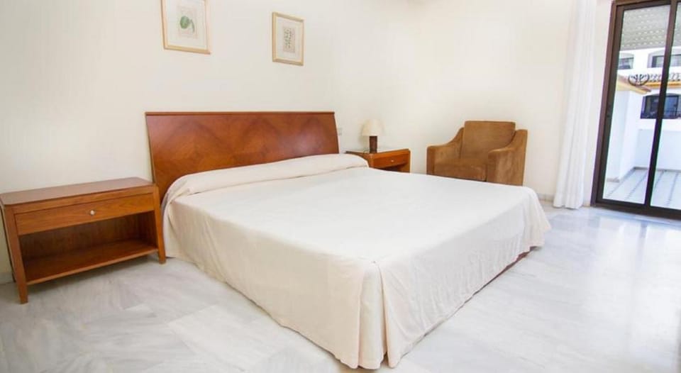Park Plaza Suites Apartamentos Apartment hotel in Marbella