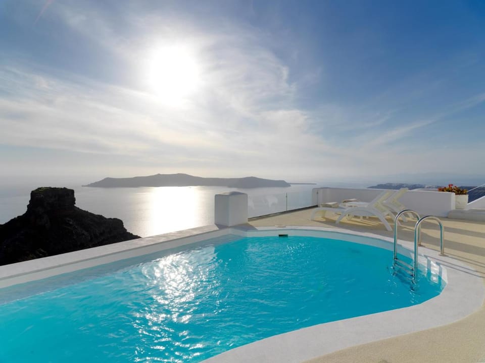 Tholos Resort Hotel in Imerovigli
