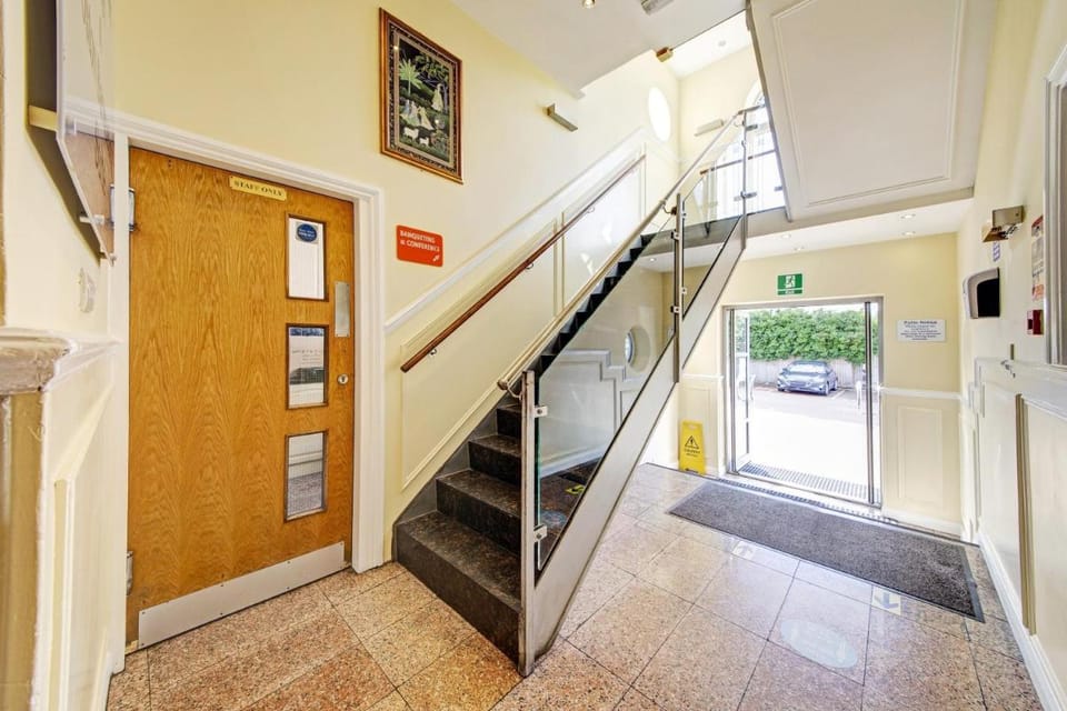OYO Bostons Manor Hotel Hotel in London Borough of Ealing