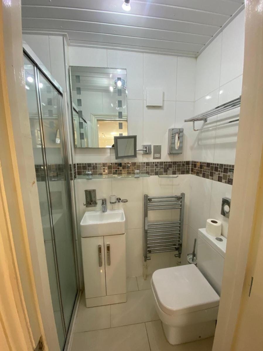 Crompton Guest House Bed and Breakfast in Isleworth