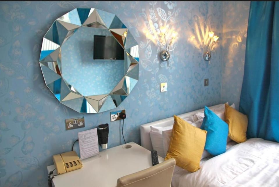 Crompton Guest House Bed and Breakfast in Isleworth