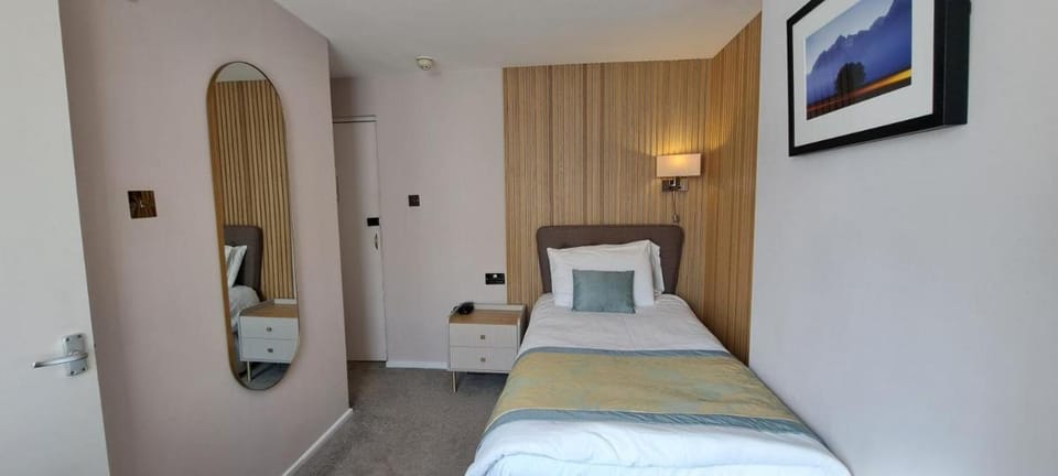Victoria Park Lodge Bed and Breakfast in Royal Leamington Spa