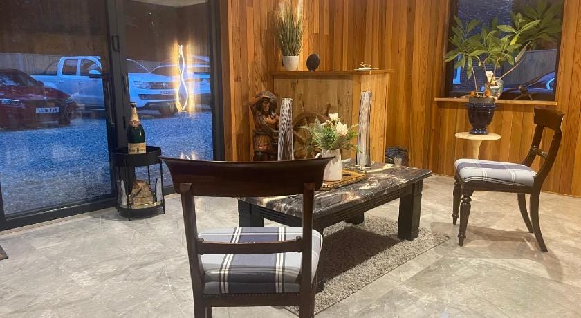 Da Vinci Guest House Gatwick Bed and Breakfast in Crawley