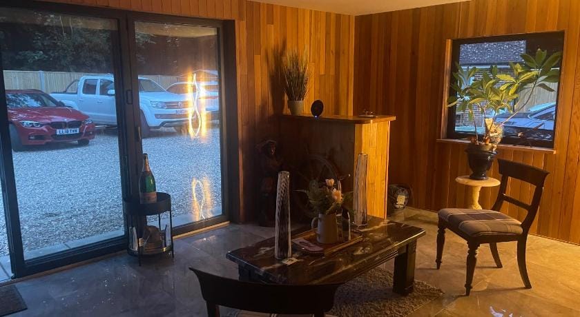 Da Vinci Guest House Gatwick Bed and Breakfast in Crawley
