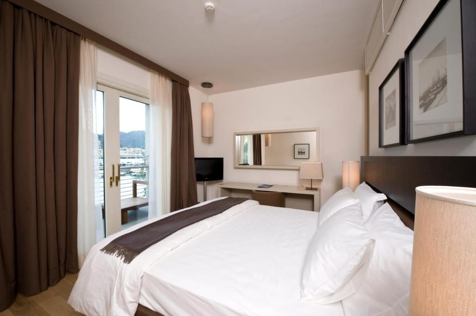 Marina Place Resort Hotel in Genoa