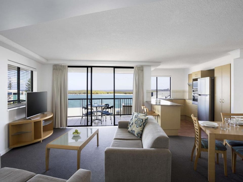 BreakFree Grand Pacific Apartment hotel in Golden Beach