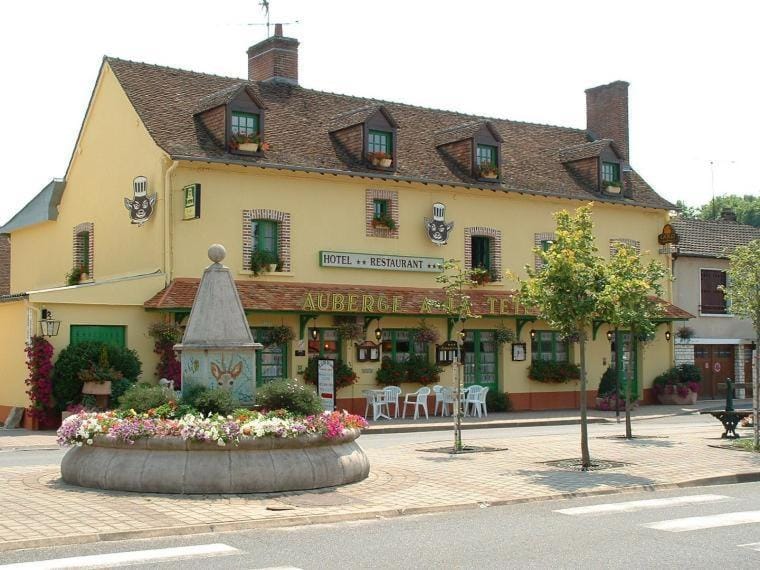 Logis Auberge À La Tête De Lard Hotel in Centre-Val de Loire