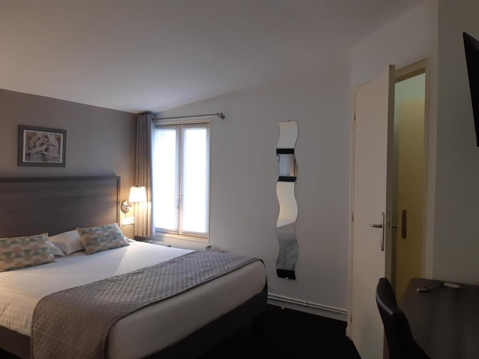 Aerotel Versailles Saint Cyr - L'étape du Silence Hotel in Versailles