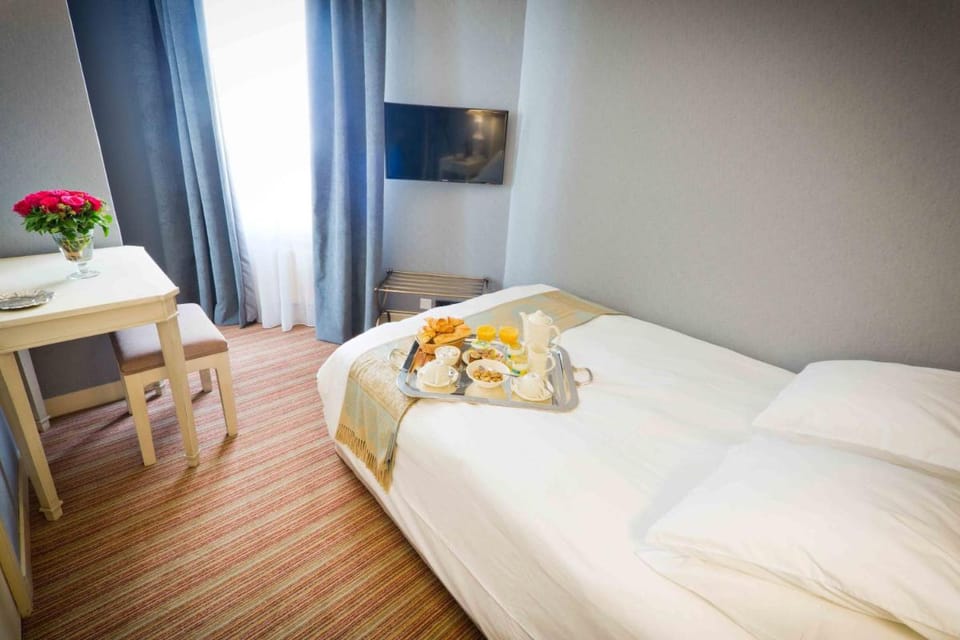 Champerret Heliopolis Hotel in Paris