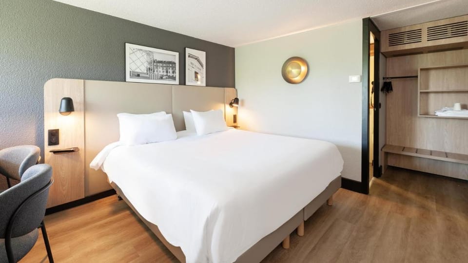 Campanile Epone Hotel in Île-de-France