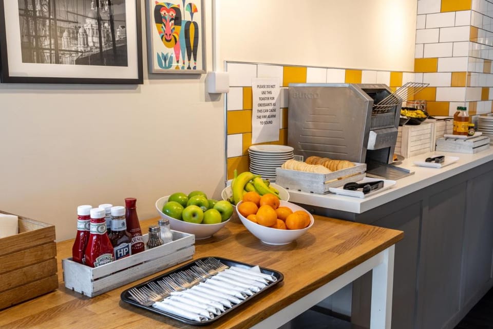 Knowsley Inn & Lounge formally Holiday Inn Express Hotel in Liverpool
